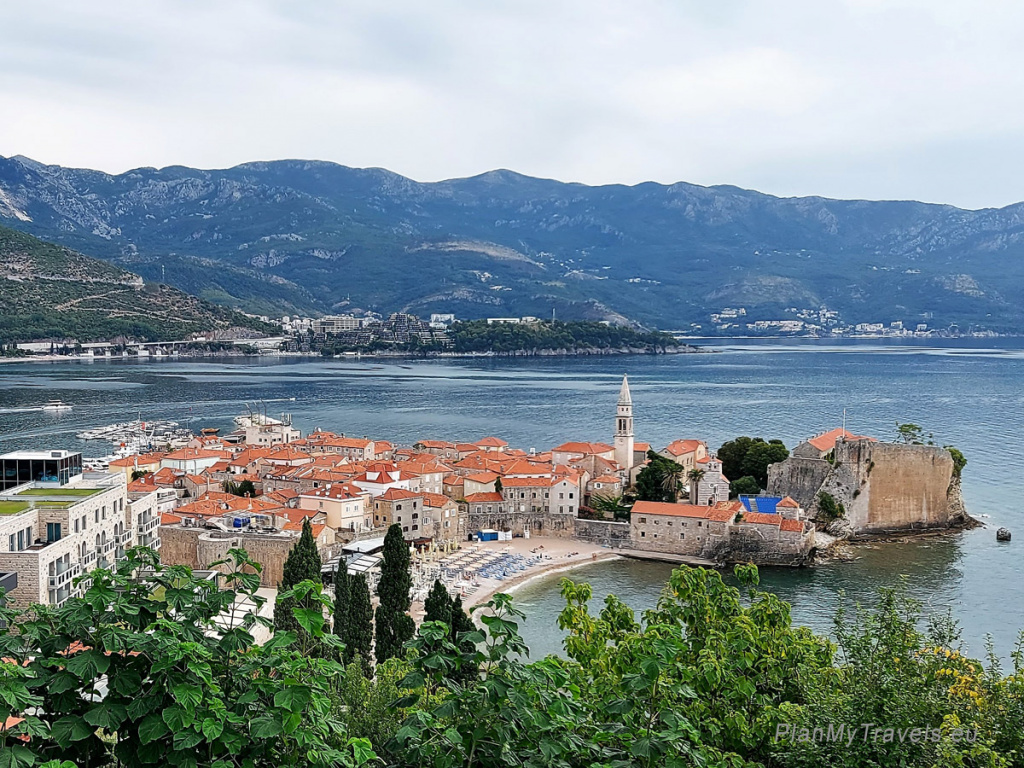 Czarnogóra, widok na skalisty cypel ze starówką w Budvie