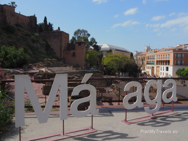 Napis Málaga z widokiem na Alcazabê i centrum miasta