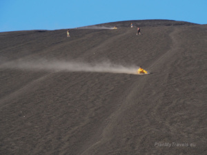 Volcano boarding na stromym zboczu aktywnego wulkanu Cerro Negro w Nikaragui