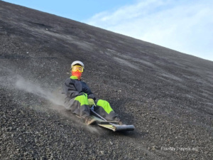 Zjazd na desce po czarnym zboczu wulkanu Cerro Negro podczas volcano boardingu