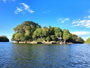 Tropikalna wyspa archipelagu Isletas de Granada na Jeziorze Nikaragua