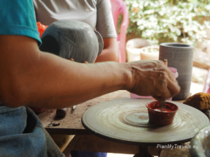 Ręczne formowanie glinianego naczynia w pracowni ceramicznej w San Juan de Oriente